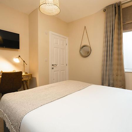 Rooms At The Dressers Arms Чорлі Екстер'єр фото